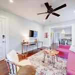 Holiday home Retro 1br In Elizabeth With Porch & Eclectic Design