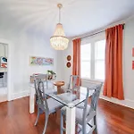 Holiday home Retro 1br In Elizabeth With Porch & Eclectic Design *