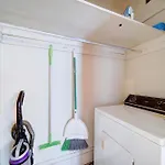 Retro 1br In Elizabeth With Porch & Eclectic Design Holiday home *