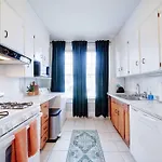 Holiday home Retro 1br In Elizabeth With Porch & Eclectic Design *