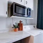 Retro 1br In Elizabeth With Porch & Eclectic Design *