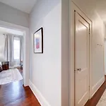 Holiday home Retro 1br In Elizabeth With Porch & Eclectic Design