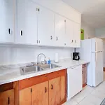 Retro 1br In Elizabeth With Porch & Eclectic Design Holiday home Charlotte