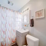 Holiday home Retro 1br In Elizabeth With Porch & Eclectic Design Charlotte