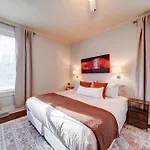 Holiday home Retro 1br In Elizabeth With Porch & Eclectic Design *
