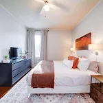 Holiday home Retro 1br In Elizabeth With Porch & Eclectic Design Charlotte