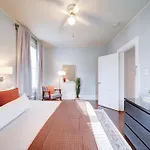 Retro 1br In Elizabeth With Porch & Eclectic Design Holiday home Charlotte