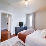Retro 1br In Elizabeth With Porch & Eclectic Design Holiday home Charlotte