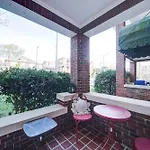 Holiday home Retro 1br In Elizabeth With Porch & Eclectic Design *