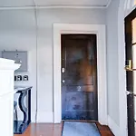 Retro 1br In Elizabeth With Porch & Eclectic Design Holiday home
