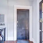 Holiday home Retro 1br In Elizabeth With Porch & Eclectic Design *