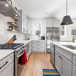 Bold Uptown Retreat - Hot Tub - 6 Beds