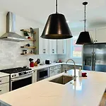 Bold Uptown Retreat - Hot Tub - 6 Beds