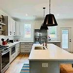 Bold Uptown Retreat - Hot Tub - 6 Beds Holiday home *