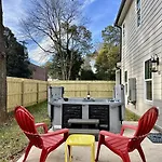 Bold Uptown Retreat - Hot Tub - 6 Beds Holiday home