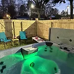 Holiday home Bold Uptown Retreat - Hot Tub - 6 Beds