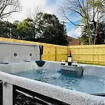 Bold Uptown Retreat - Hot Tub - 6 Beds *