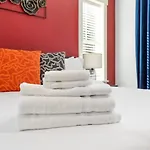Bold Uptown Retreat - Hot Tub - 6 Beds * Charlotte