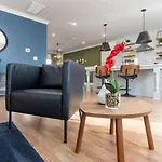 Holiday home Bold Uptown Retreat - Hot Tub - 6 Beds *