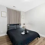 4 Bedroom Home With Hot Tub, Corn Hole, & Smart Tv! Minutes To Uptown, Airport, Dining And Entertainment -