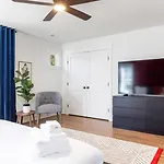 Bold Uptown Retreat - Hot Tub - 6 Beds Charlotte