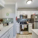 3 Mi To Bojangles Coliseum Townhome With Patio!