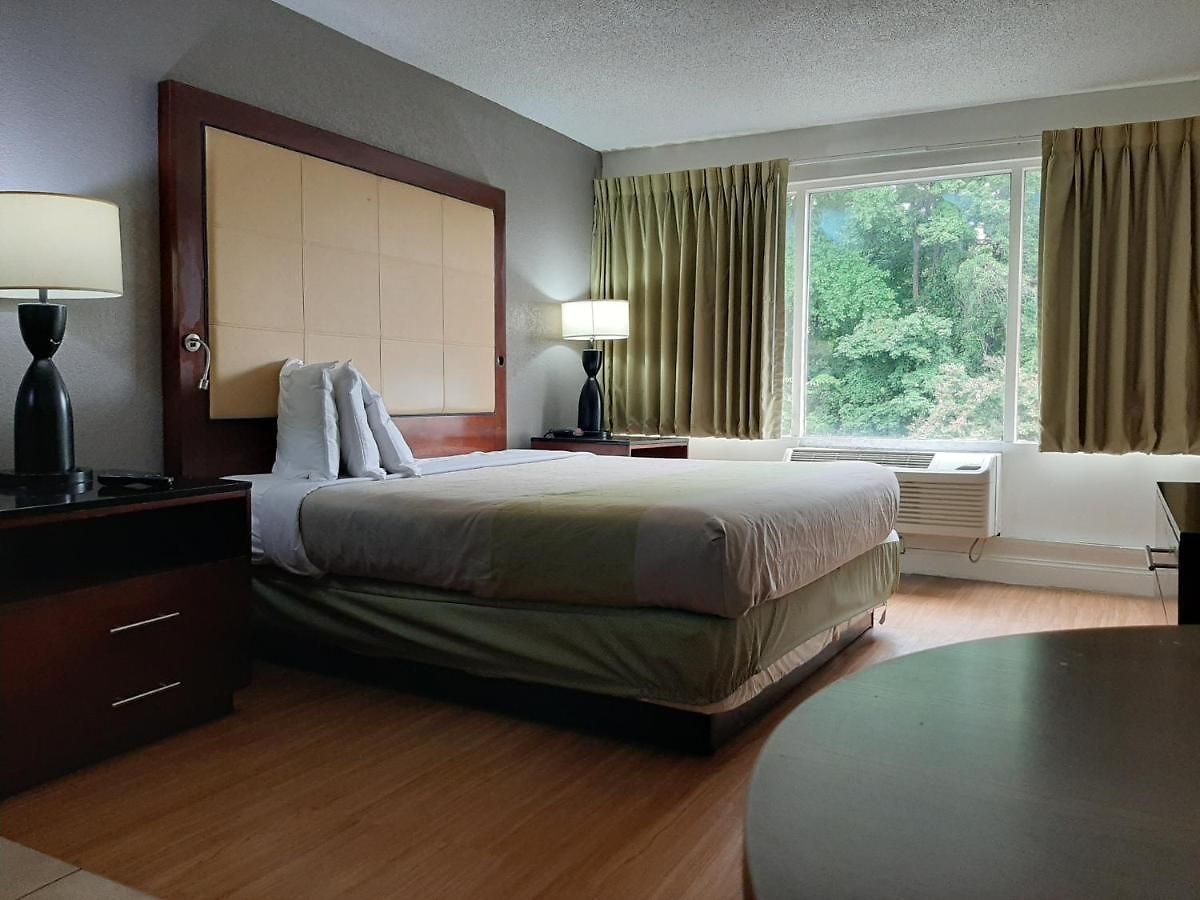Econo Airport Near Billy Graham Parkway Hotel 2*