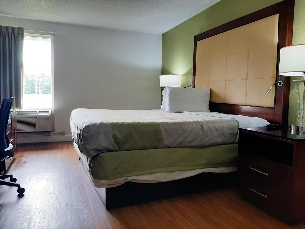 Econo Airport Near Billy Graham Parkway Hotel 2*