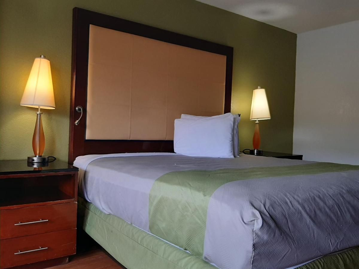 Econo Airport Near Billy Graham Parkway Hotel 2*