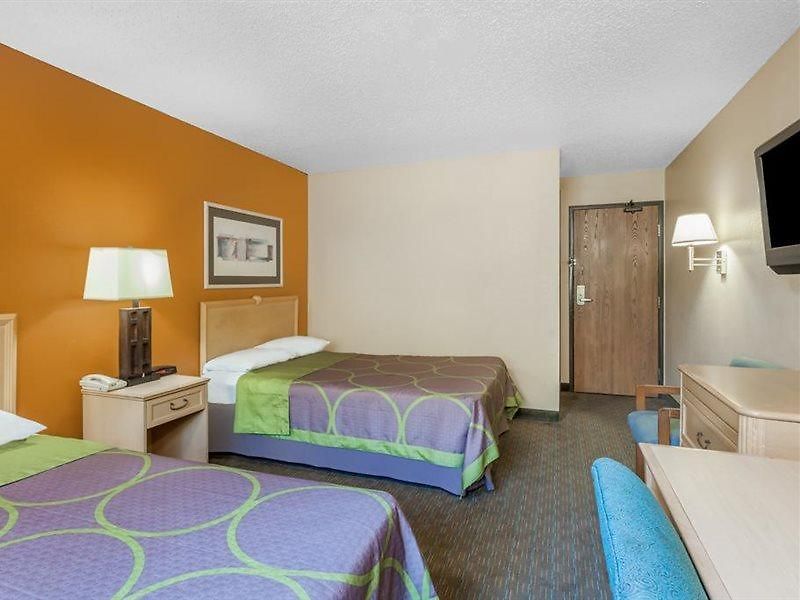 Hotel Super 8 By Wyndham Charlotte/amusement Park Area