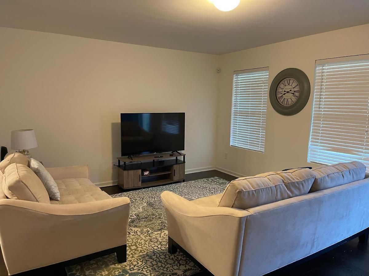 Spacious & Family Friendly 3br | 10 Min To Uptown Holiday home *