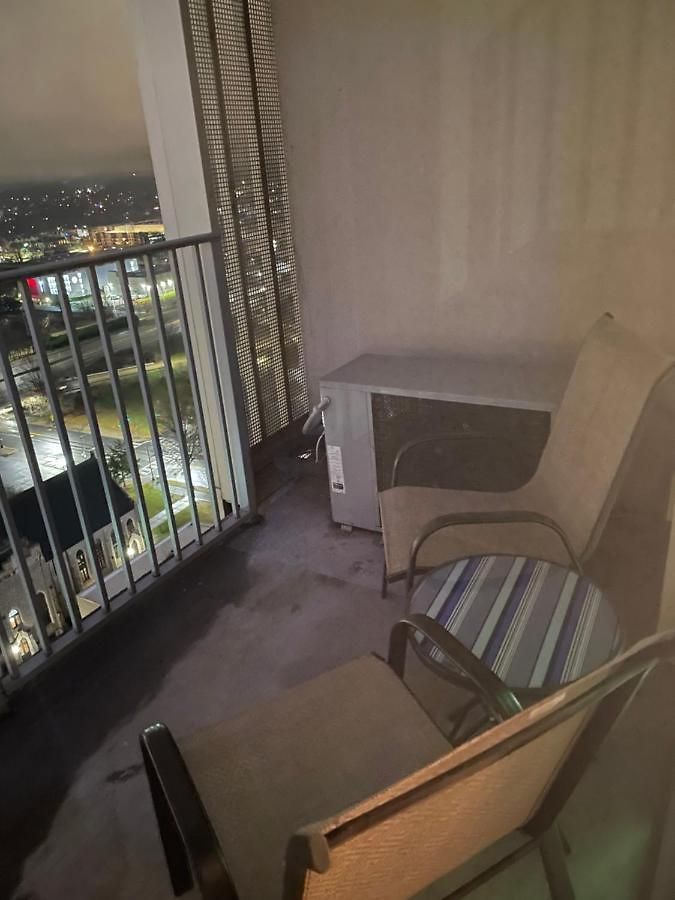 Apartment Luxurious 1br Uptown Highrise/ Balcony With View! *