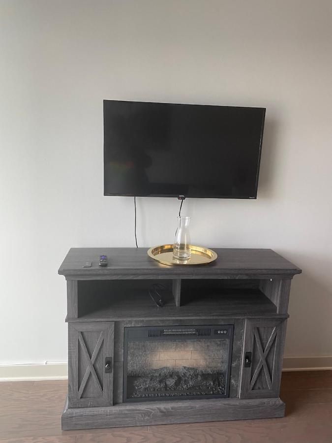 Apartment Luxurious 1br Uptown Highrise/ Balcony With View! *