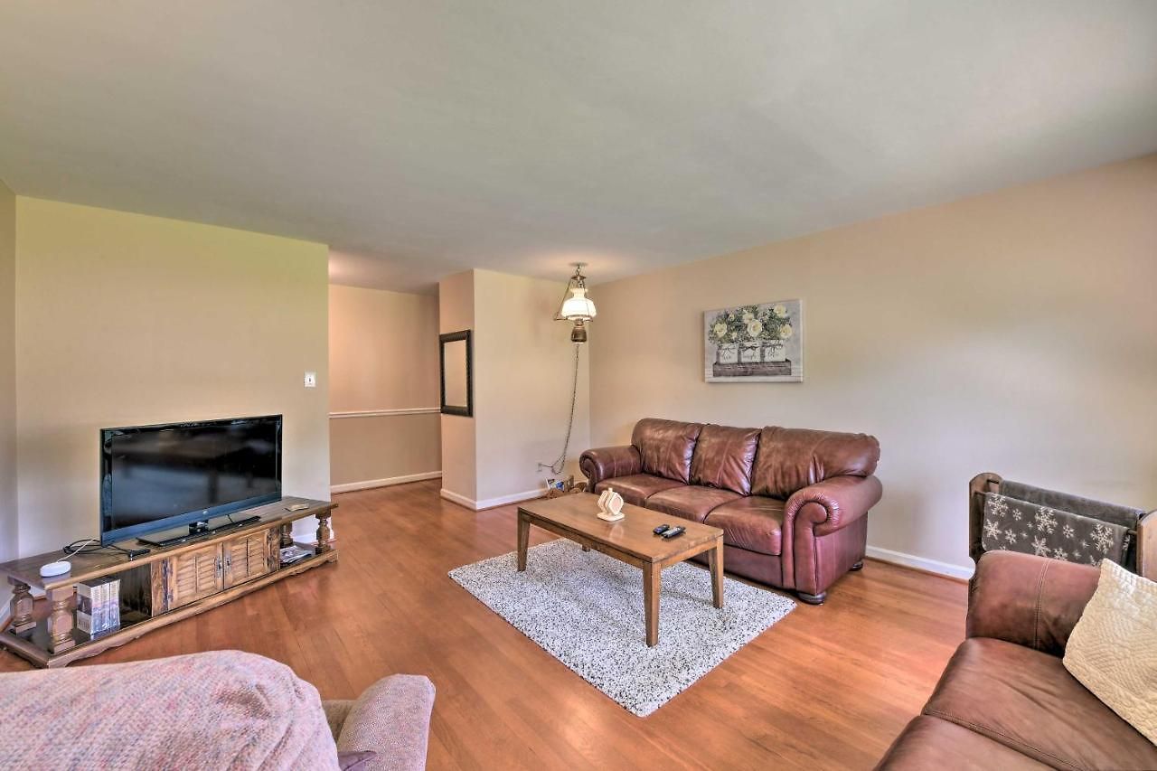 Holiday home Cozy Retreat With Yard About 5 Mi To Dtwn *