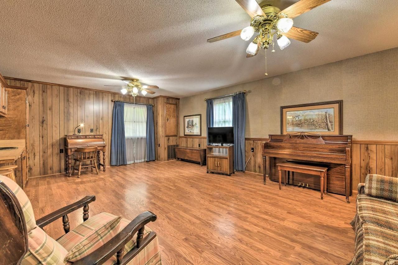 Holiday home Cozy Retreat With Yard About 5 Mi To Dtwn Charlotte