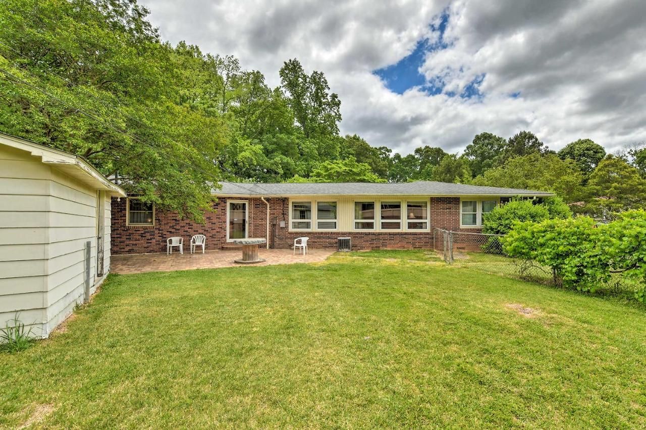 Cozy Retreat With Yard About 5 Mi To Dtwn Charlotte