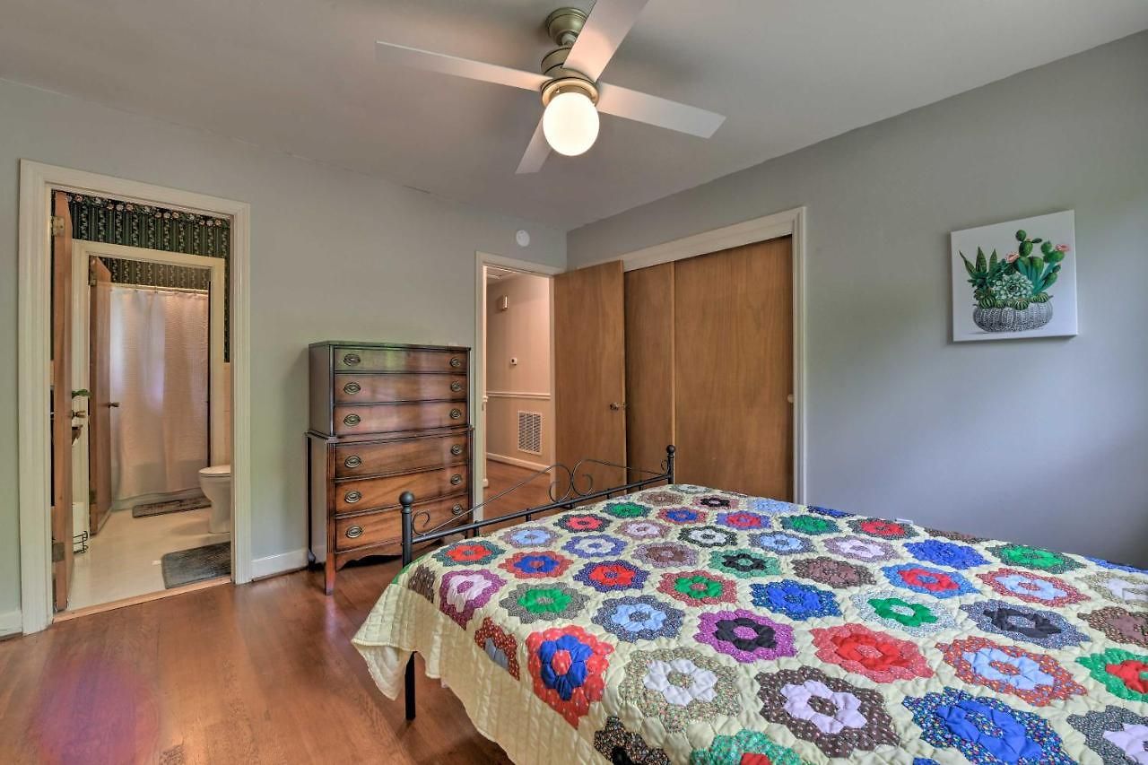 Cozy Retreat With Yard About 5 Mi To Dtwn Holiday home Charlotte