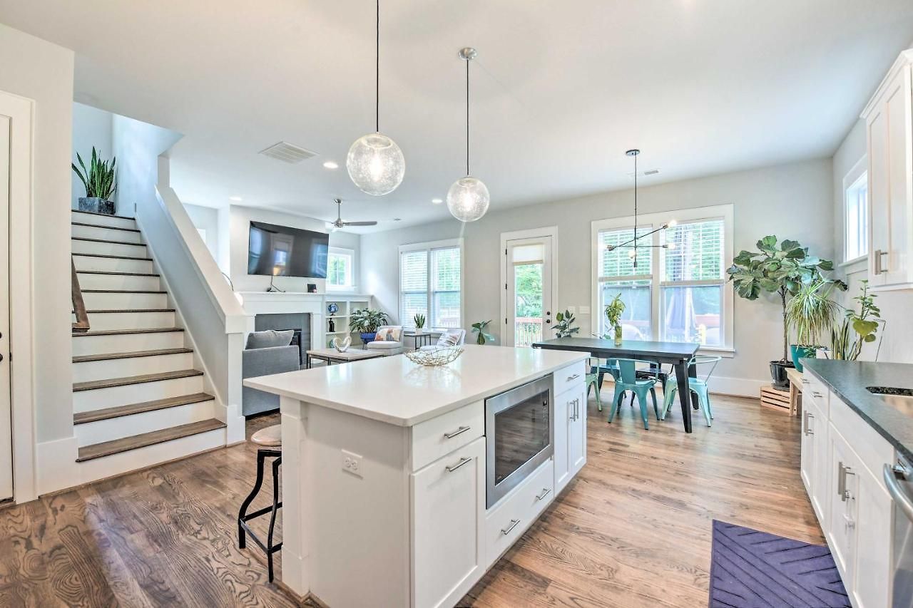 Modern ~ 4 Mi To Downtown! Holiday home Charlotte