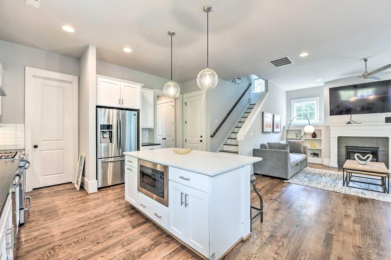 Modern ~ 4 Mi To Downtown! Holiday home Charlotte