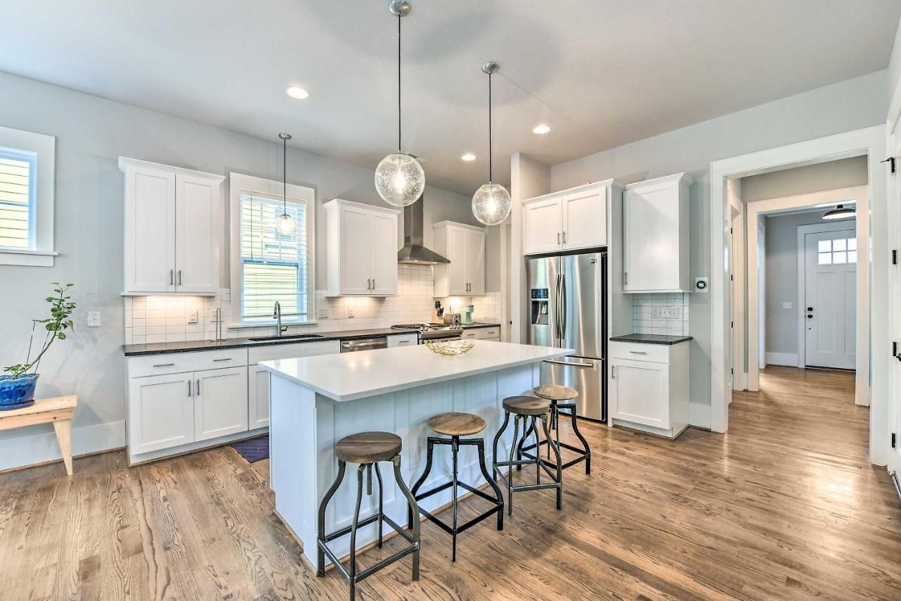 Modern ~ 4 Mi To Downtown! Holiday home