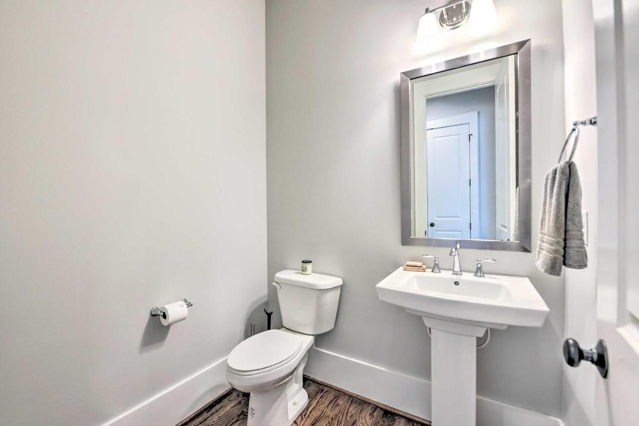 Modern ~ 4 Mi To Downtown!