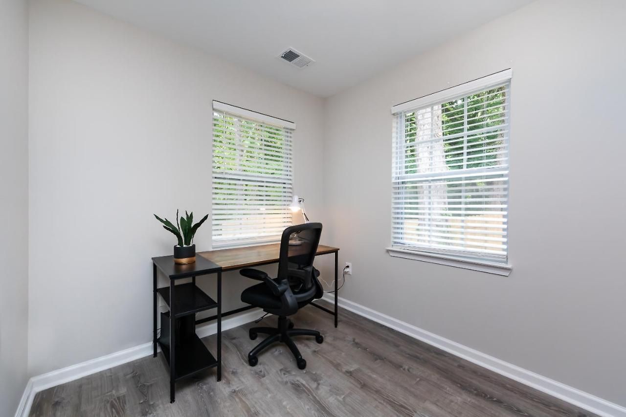Brandnew Spacious 4 Bedroom House Minutes To Uptown Holiday home *