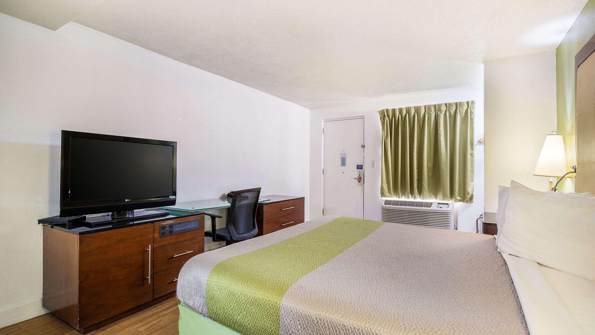 Econo Airport Near Billy Graham Parkway Hotel 2*