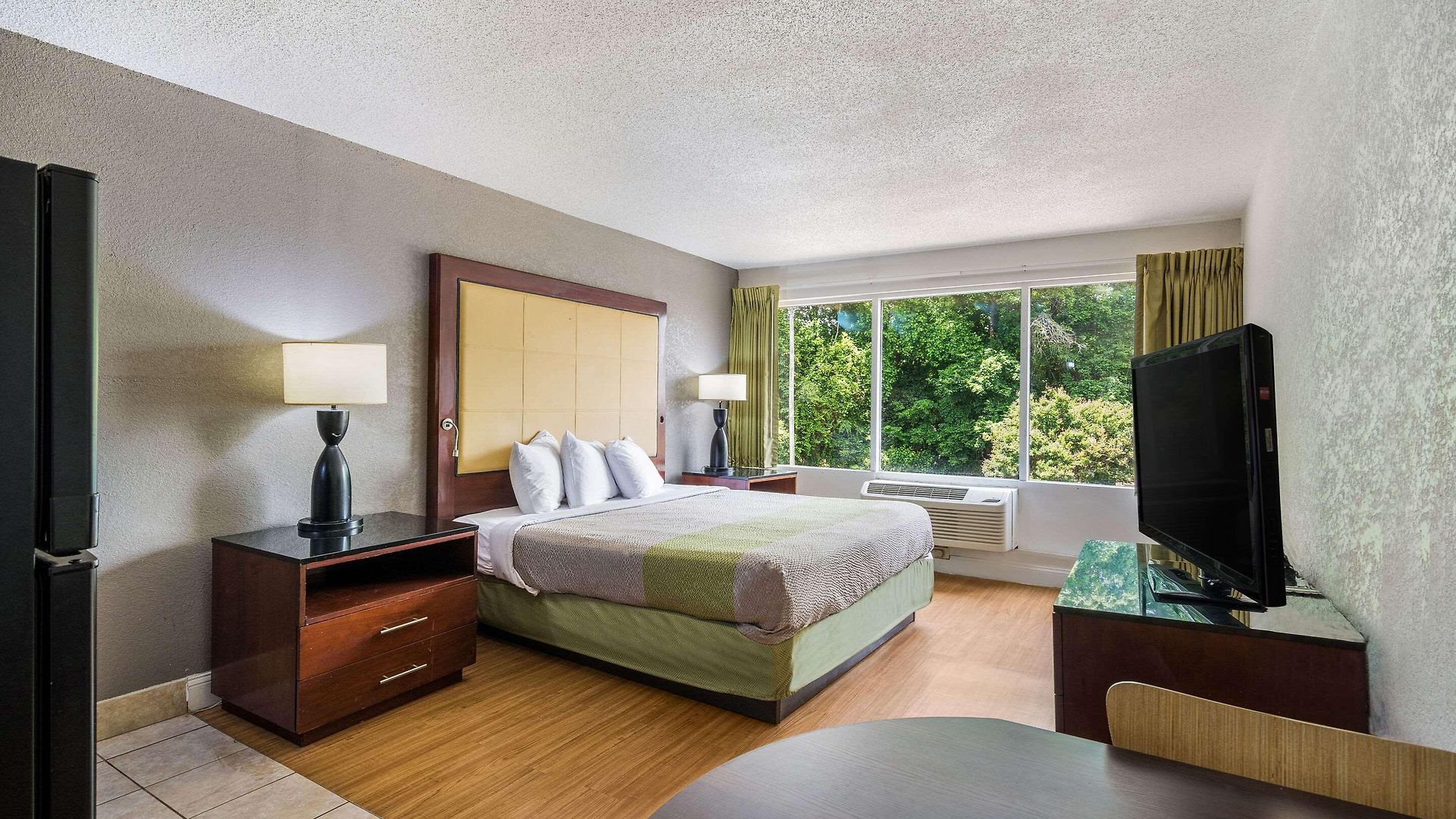 Hotel Econo Airport Near Billy Graham Parkway 2*