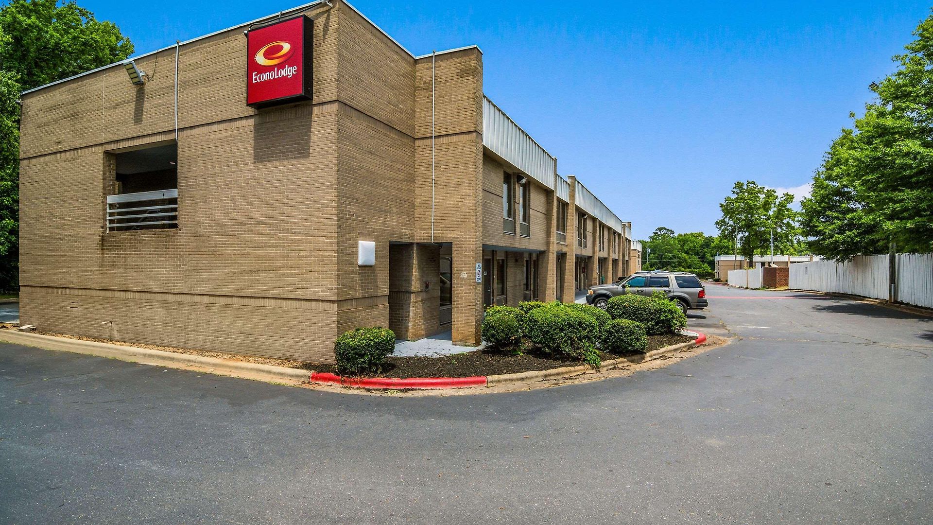 Econo Airport Near Billy Graham Parkway 2*