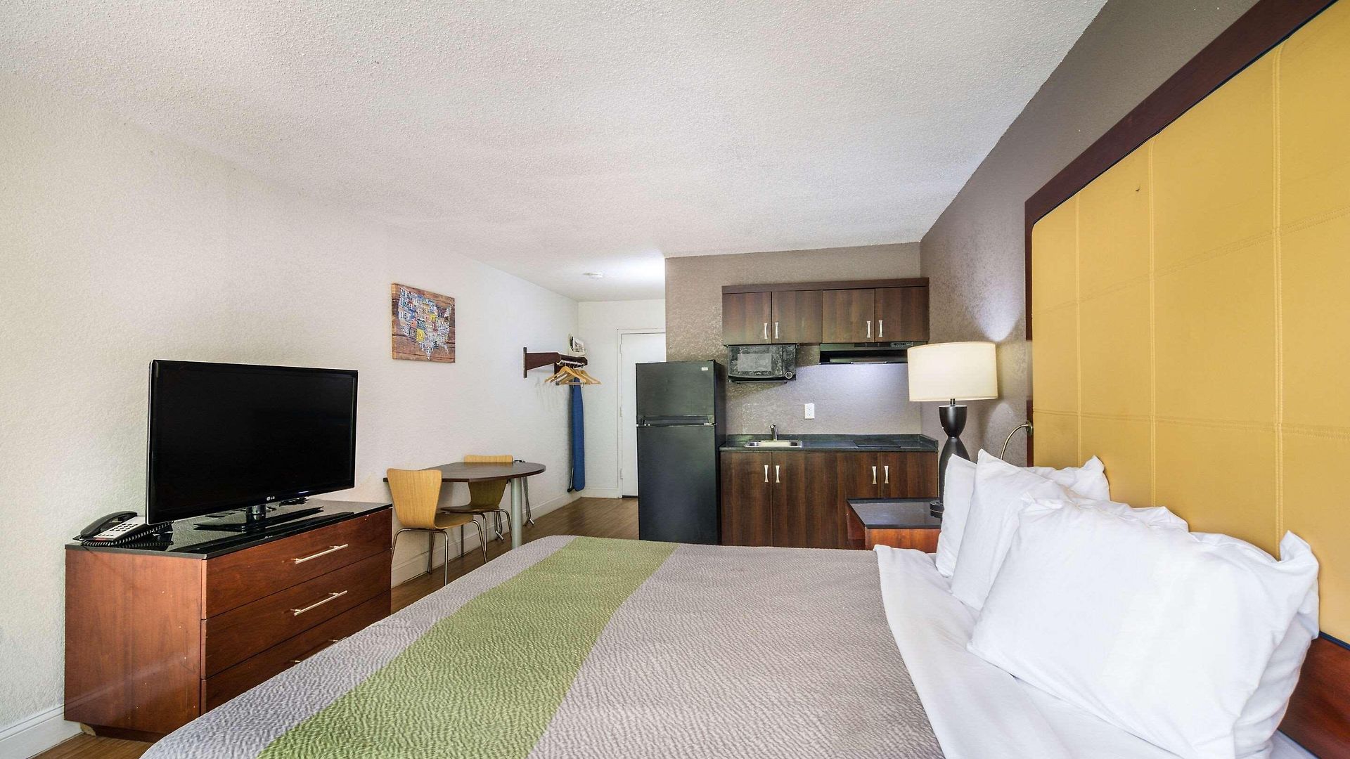 Hotel Econo Airport Near Billy Graham Parkway