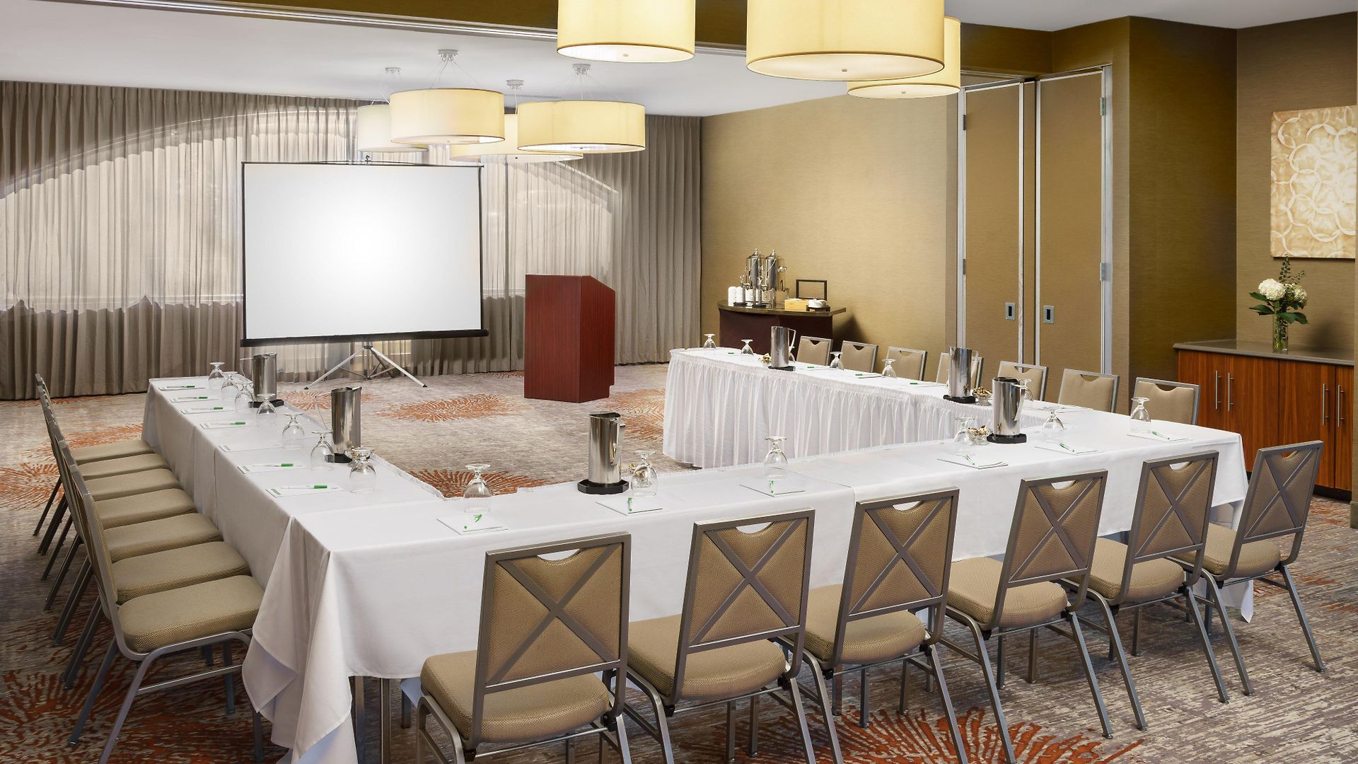 Hilton Garden Uptown Hotel 3*