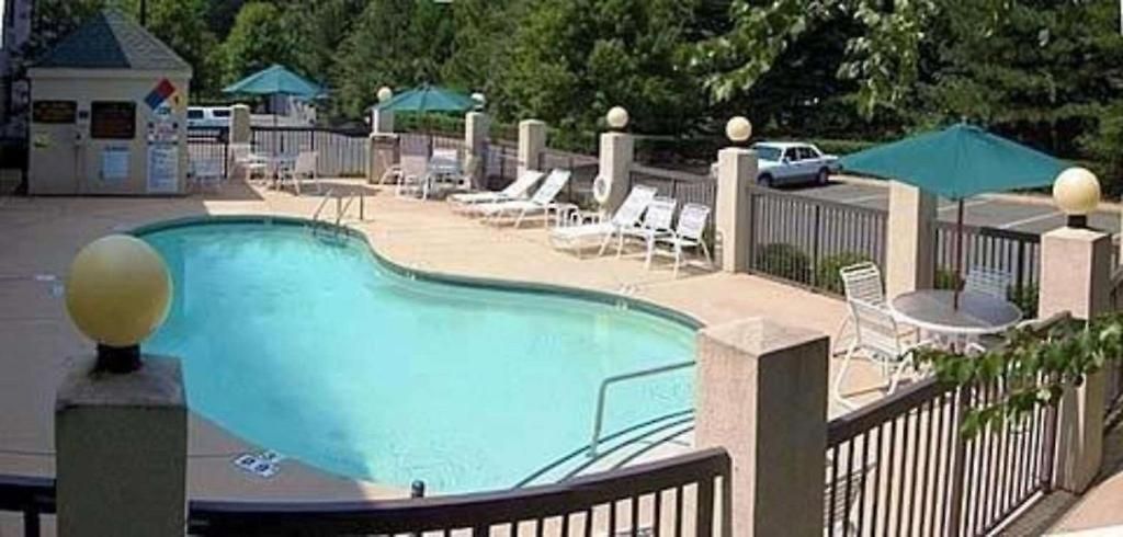 Hotel Sleep Airport - Billy Graham Parkway