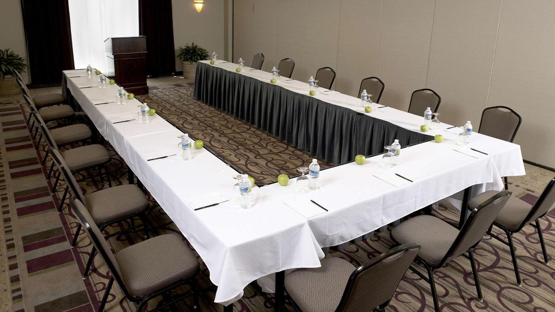 Hotel Doubletree By Hilton Airport 4*