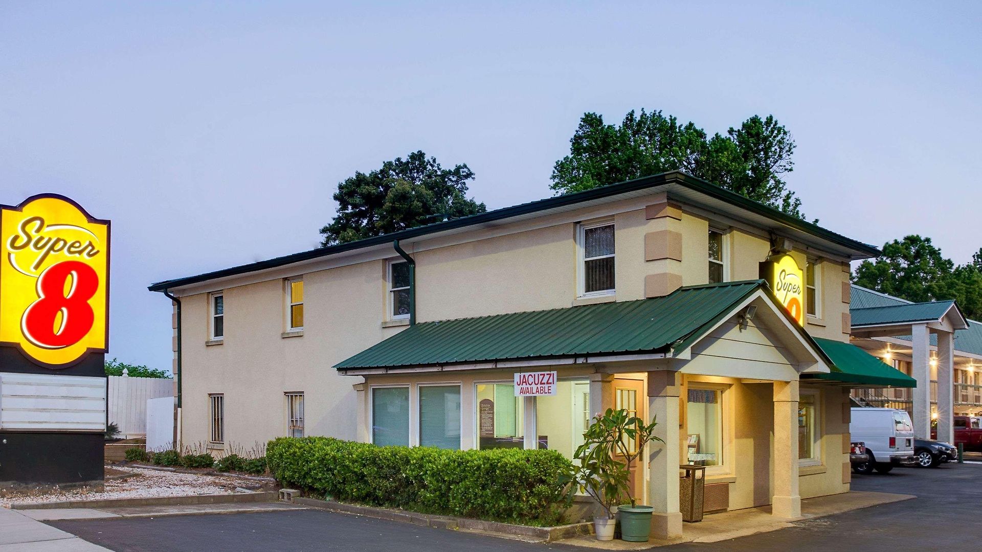 Super 8 By Wyndham Downtown Area 2*
